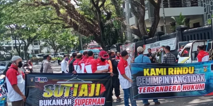 Aksi protes Wali Kota Malang terkait gowes di Pantai Kondang Merak