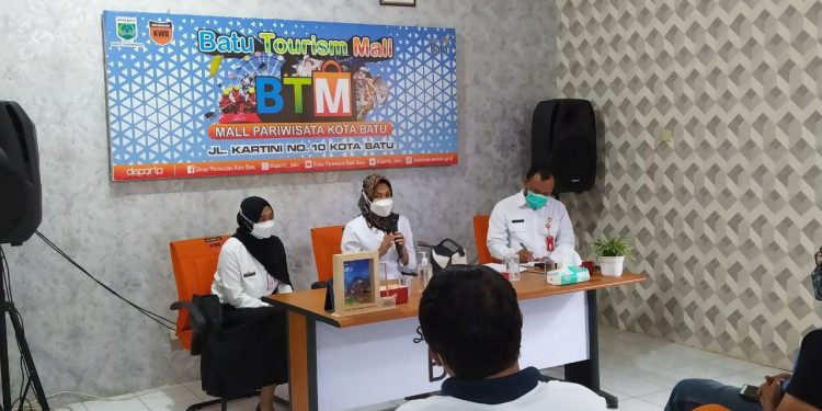 Wali kota Dewanti Rumpoko sosialisasi percepatan vaksinasi pada pelaku wisata dan seni budaya