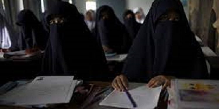 Ilustrasi perempuan Afghanistan yang kini diperbolehkan belajar hingga universitas/tugu malang