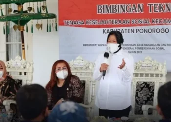 Menteri Sosial, Tri Rismaharini (baju putih), sedang memberikan bimbingan teknis bantual sosial di kabupaten Ponorogo beberapa waktu lalu/tugu malang