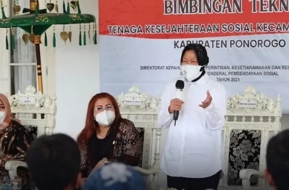 Menteri Sosial, Tri Rismaharini (baju putih), sedang memberikan bimbingan teknis bantual sosial di kabupaten Ponorogo beberapa waktu lalu/tugu malang