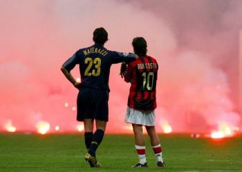 Pemandangan Marco Materazzi (biru/Inter) dan Rui Costa (merah/Milan) saat kerusuhan suporter pada pertandingan perempat final Liga Champions 2004/05/tugu malang