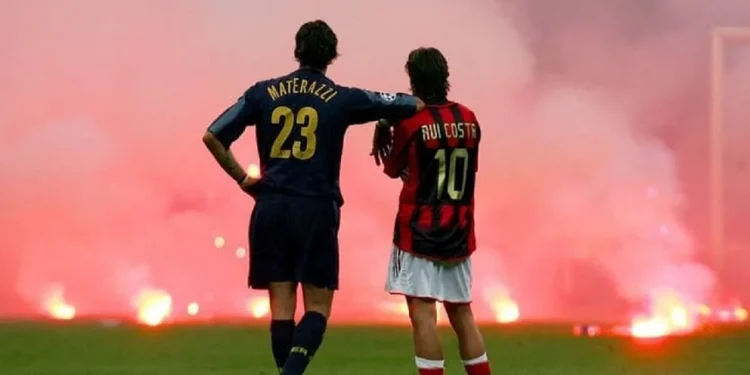 Pemandangan Marco Materazzi (biru/Inter) dan Rui Costa (merah/Milan) saat kerusuhan suporter pada pertandingan perempat final Liga Champions 2004/05/tugu malang