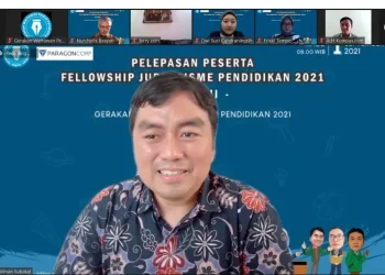 CEO Paragon, menyampaikan materi di sesi akhir Fellowship Jurnalisme Pendidikan