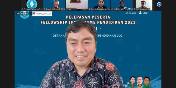 CEO Paragon, menyampaikan materi di sesi akhir Fellowship Jurnalisme Pendidikan