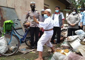 Bocah Saiful saat memeragakan gerakan karate