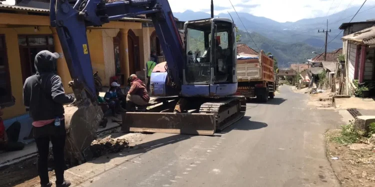 Kendaraan berat mulai garap jalan tembus