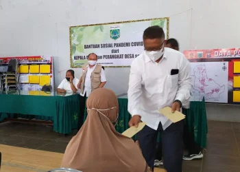 Kades bagikan dana terdampak covid-19