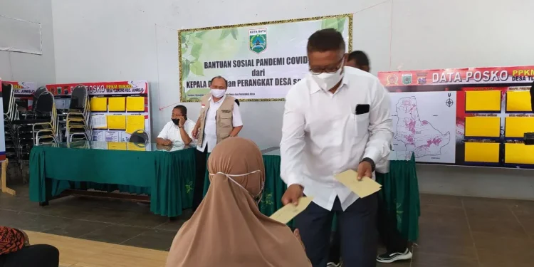 Kades bagikan dana terdampak covid-19