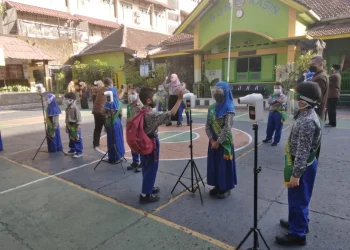 Sebelum belajar para siswa melakukan cek suhu