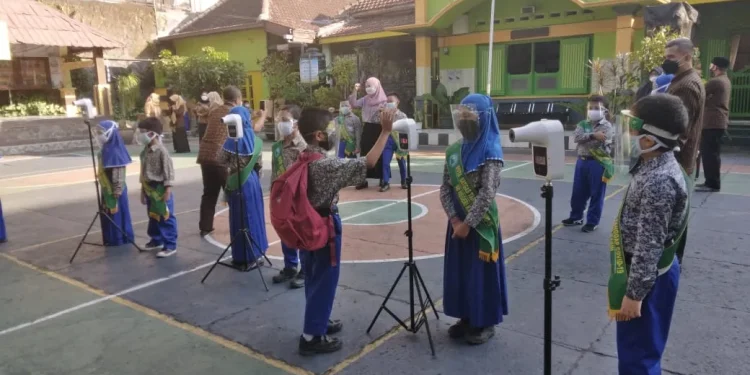 Sebelum belajar para siswa melakukan cek suhu