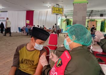 Santri Kota Malang jalani vaksinasi