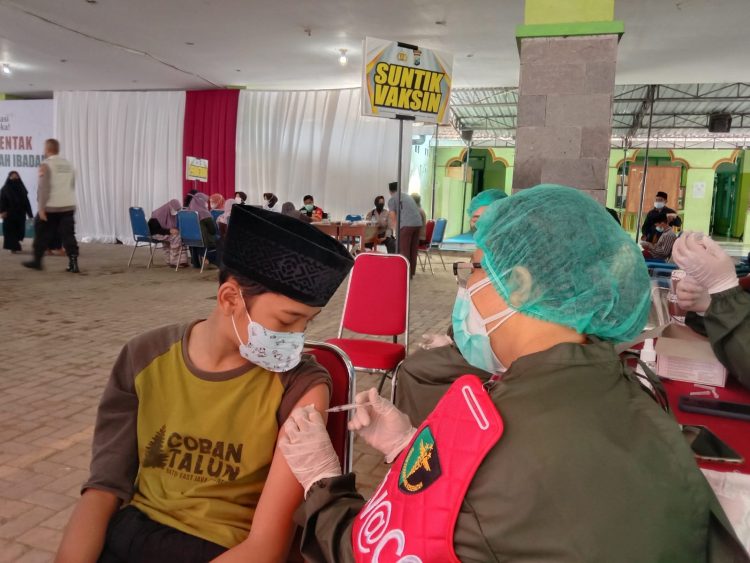 Santri Kota Malang jalani vaksinasi