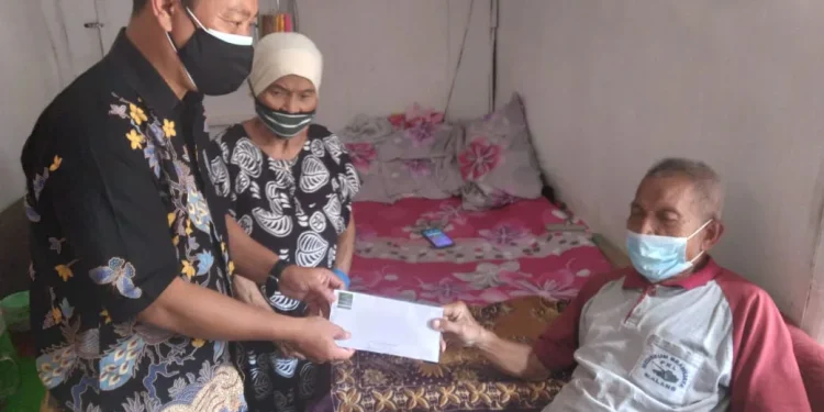 Managemen Whiz Hotel meyerahkan sumbangan pada kakek Satirun