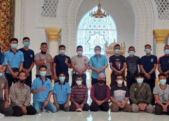 Bersama staf pegawai Masjid Al-Hakim