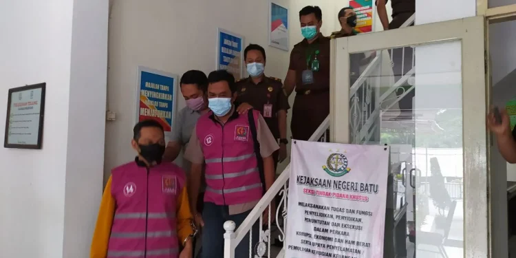 Petugas Kejari menangkap OTT kasus lahan SMAN 3 Kota Batu