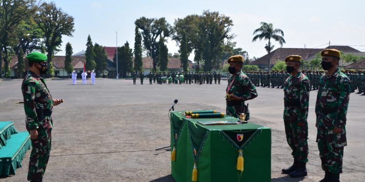Pangdam V Brawijaya, Mayjen TNI Suharyanto, saat memimpin upacara penutupan pelatihan dasar kemiliteran komcad matra Darat 2021.