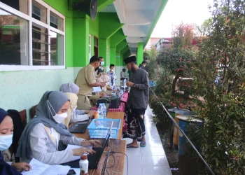 Seorang santri sedang mendaftarkan untuk vaksinasi