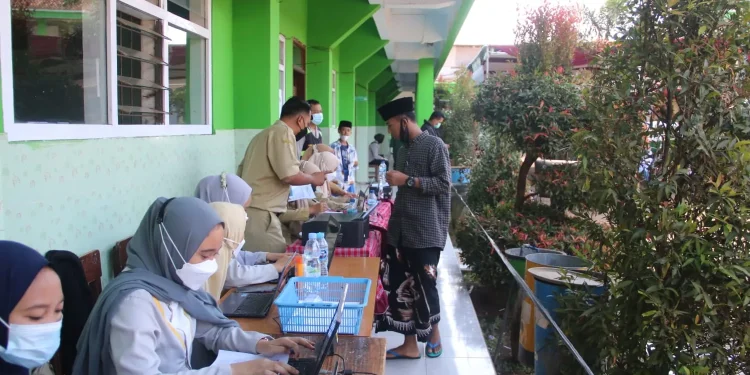 Seorang santri sedang mendaftarkan untuk vaksinasi