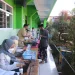 Seorang santri sedang mendaftarkan untuk vaksinasi