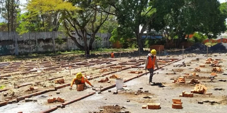 Tempat relokasi pedagang Pasar Besar Kota Batu di barat Stadion Brantas sudah mulai digarap. Namun, realisasinya mulai dikeluhkan pedagang. Foto/Azmy