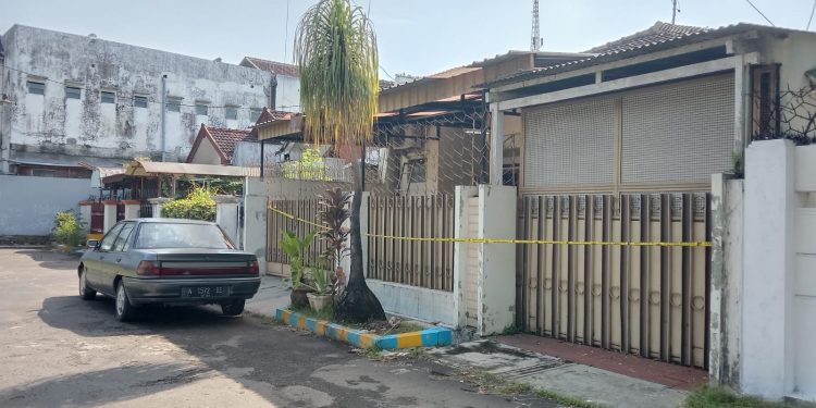 Rumah korban R, yang diduga dibunuh dipasang garis police line