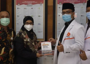 Ketua Fraksi PKS DPRD Kota Malang, Bayu Rekso Aji memberikan cinderamata silaturahmi kebangsaan kepada Ketua KPUD Kota Malang Siti Aminah, Rabu (8/9/2021). Foto/dok.