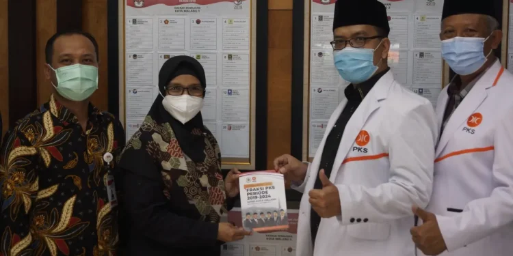 Ketua Fraksi PKS DPRD Kota Malang, Bayu Rekso Aji memberikan cinderamata silaturahmi kebangsaan kepada Ketua KPUD Kota Malang Siti Aminah, Rabu (8/9/2021). Foto/dok.
