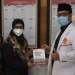 Ketua Fraksi PKS DPRD Kota Malang, Bayu Rekso Aji memberikan cinderamata silaturahmi kebangsaan kepada Ketua KPUD Kota Malang Siti Aminah, Rabu (8/9/2021). Foto/dok.