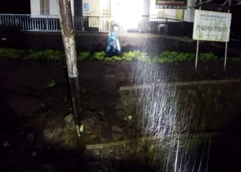Hujan deras - Diguyur Hujan Deras, Plengsengan Ambrol hingga Atap Rumah Warga Jebol