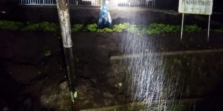 Hujan deras - Diguyur Hujan Deras, Plengsengan Ambrol hingga Atap Rumah Warga Jebol
