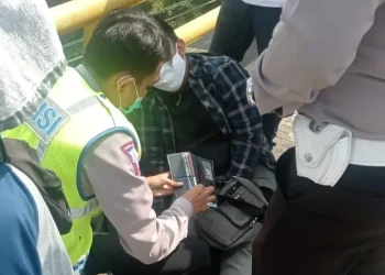 Polisi memeriksa kartu identitas MN, mahasiswa UM yang mencoba bunuh diri
