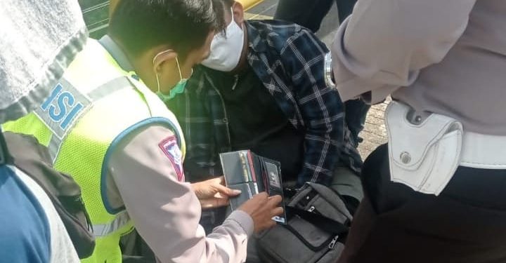 Polisi memeriksa kartu identitas MN, mahasiswa UM yang mencoba bunuh diri