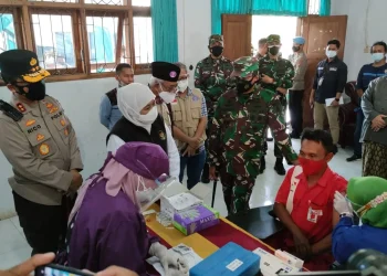 Khofifah tinjau vaksinasi di IAI Al Qolam Malang