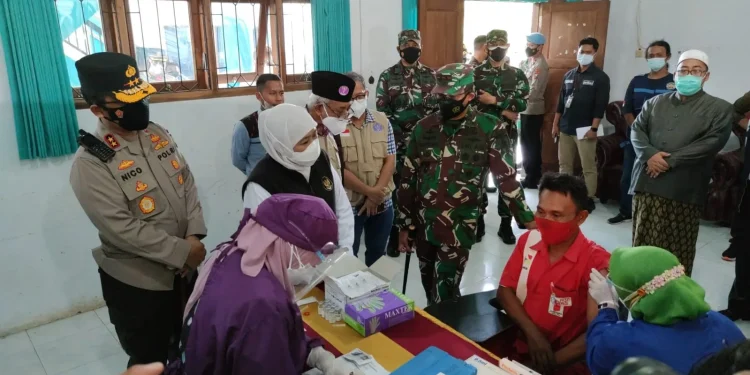Khofifah tinjau vaksinasi di IAI Al Qolam Malang