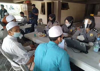 Para santri mendaftar untuk vaksinasi