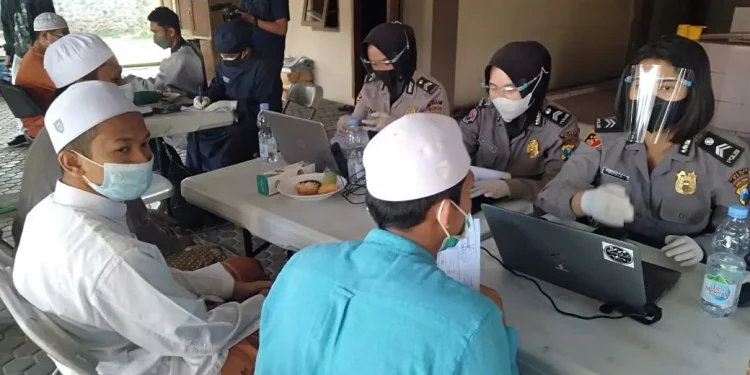 Para santri mendaftar untuk vaksinasi