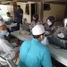 Para santri mendaftar untuk vaksinasi