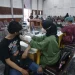 Nakes melakukan vaksinasi COVID-19