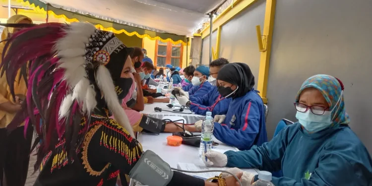 Vaksinasi ikut sambil kompetisi pakaian adat