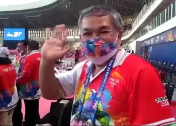 Dr Aqua Dwipayanan, Staf Ahli Ketua Umum KONI Pusat Bidang Komunikasi Publik, yang juga Pakar Komunikasi dan Motivator Nasional menyaksikan penutupan PON XX Papua dari Royal Box Stadium Lukas Enembe Sentani, Kabupaten Jayapura, Jumat (15/10/2021)