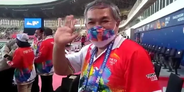 Dr Aqua Dwipayanan, Staf Ahli Ketua Umum KONI Pusat Bidang Komunikasi Publik, yang juga Pakar Komunikasi dan Motivator Nasional menyaksikan penutupan PON XX Papua dari Royal Box Stadium Lukas Enembe Sentani, Kabupaten Jayapura, Jumat (15/10/2021)