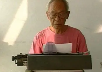 Pramoedya Ananta Toer saat mengetik karyanya. (Foto: Pinterest/Tugu Jatim)