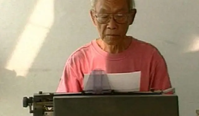 Pramoedya Ananta Toer saat mengetik karyanya. (Foto: Pinterest/Tugu Jatim)