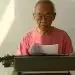 Pramoedya Ananta Toer saat mengetik karyanya. (Foto: Pinterest/Tugu Jatim)