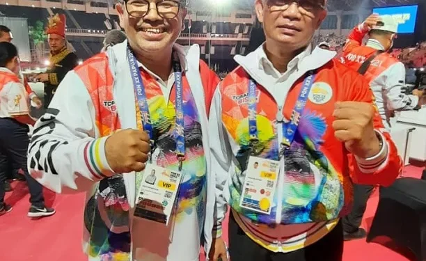Menko PMK Muhadjir Effendy (kanan) bersama Dr Aqua Dwipayana.
