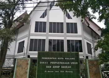 Gedung perpustakaan Kota Malang tampak bagian depan.
