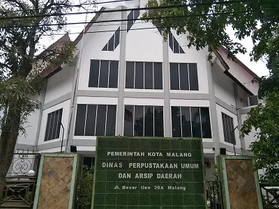 Gedung perpustakaan Kota Malang tampak bagian depan.