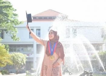 Diva Kurnianingtyas, wisudawan doktor termuda ITS berusia 24 tahun asal Malang/tugu malang