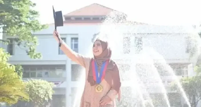 Diva Kurnianingtyas, wisudawan doktor termuda ITS berusia 24 tahun asal Malang/tugu malang